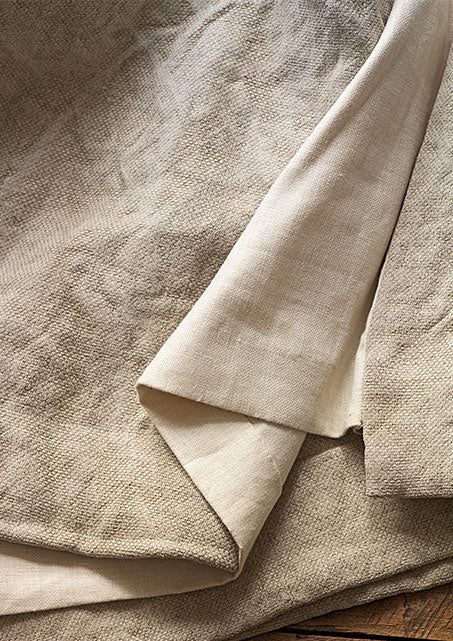 de Le Cuona discusses the use of natural linens.