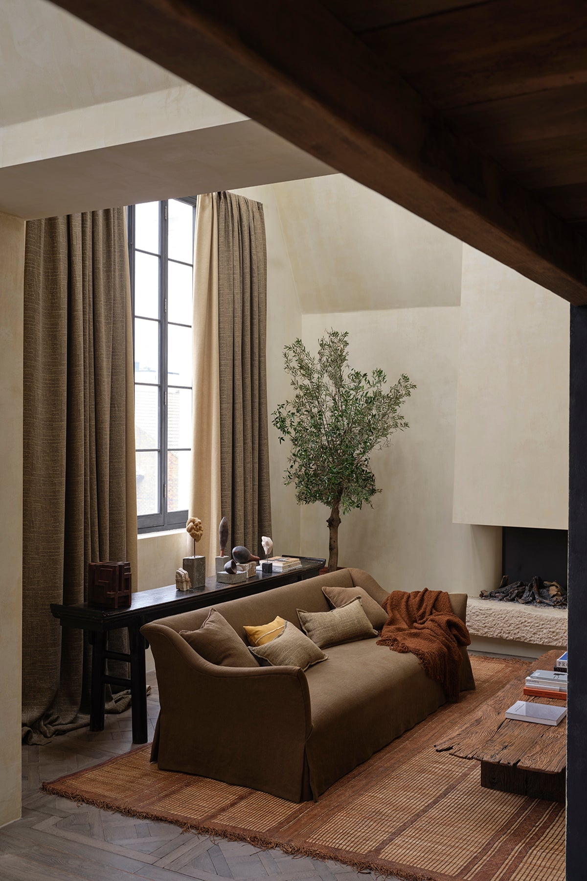 de Le Cuona fabrics—CHU7, VRO8, TLS4, JUN2—styled in a layered interior with rich textures and natural tones.