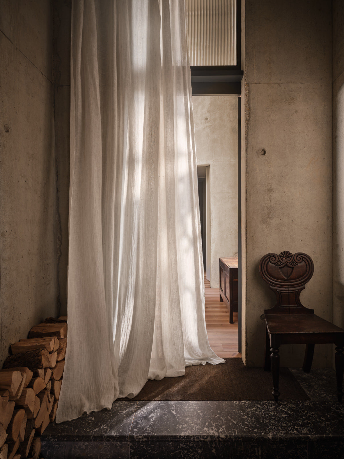 de Le Cuona Sandstorm Air fabric styled in a soft, airy interior with neutral tones and natural light.