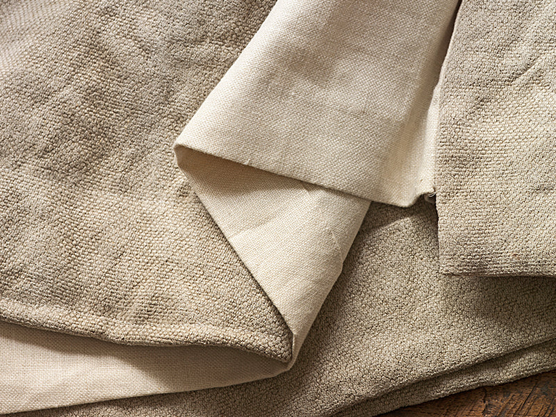 de Le Cuona discusses the use of natural linens.