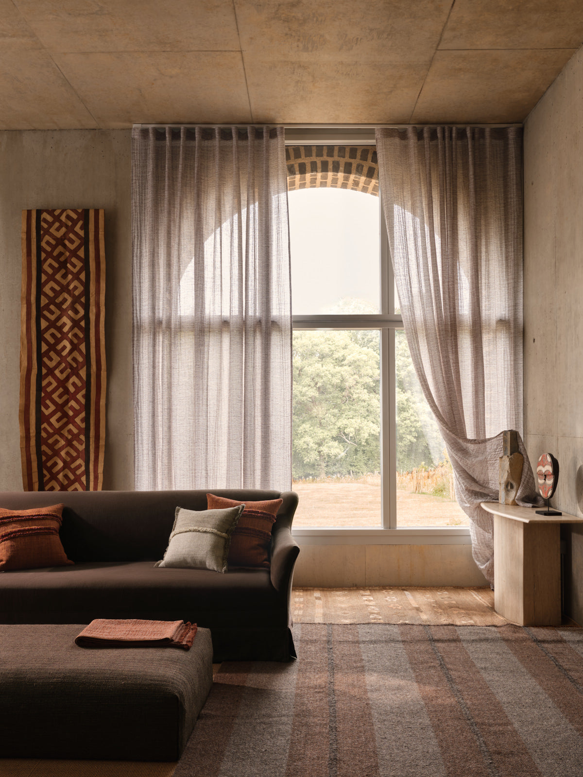 de Le Cuona fabrics—Chuckka Gorilla, Strata Ember, ForageCloth Gull, Strata Cinder—styled in layered interior.
