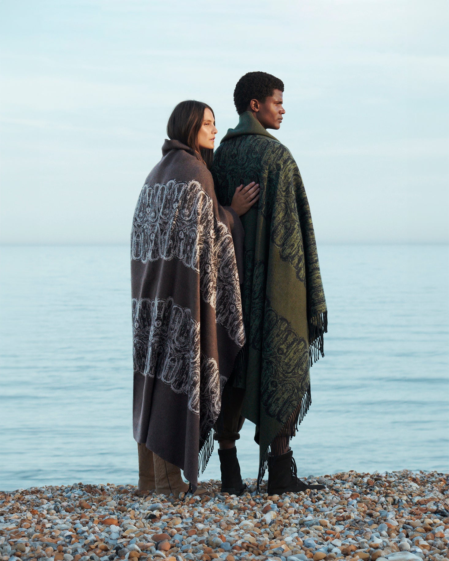 de Le Cuona Samurai River throw blankets in Truffle and Moss—luxury layered textiles styled for warmth and elegance.
